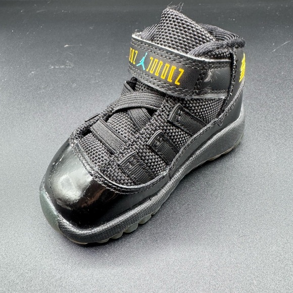 Jordan Kids Black Sneakers with Blue Highlights - Picture 5 of 10